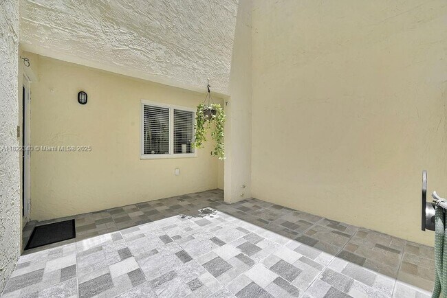 Building Photo - 9133 Fontainebleau Blvd