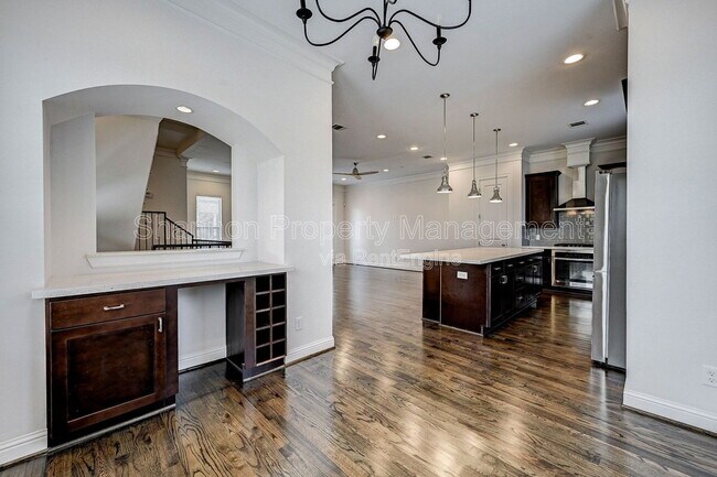 Building Photo - 744 W 24th St