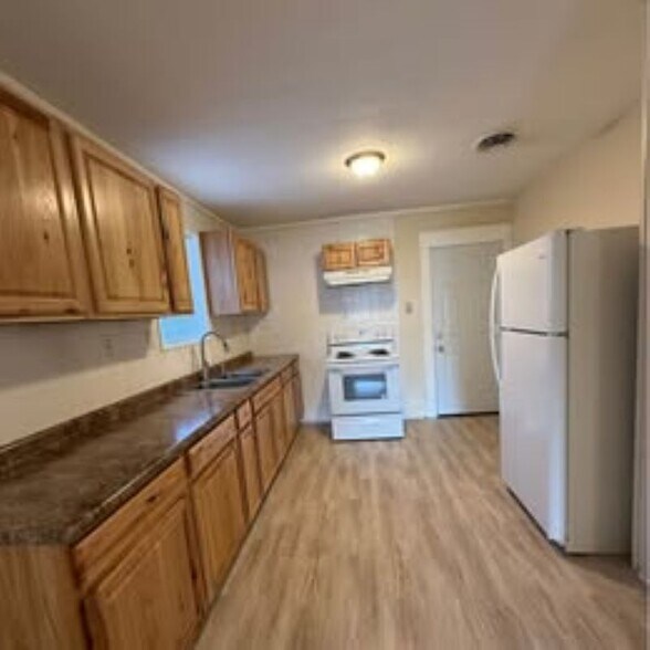 Kitchen - 2716 Oak Ave