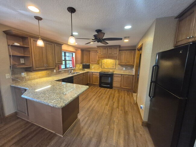 Building Photo - Cabin living in the suburbs