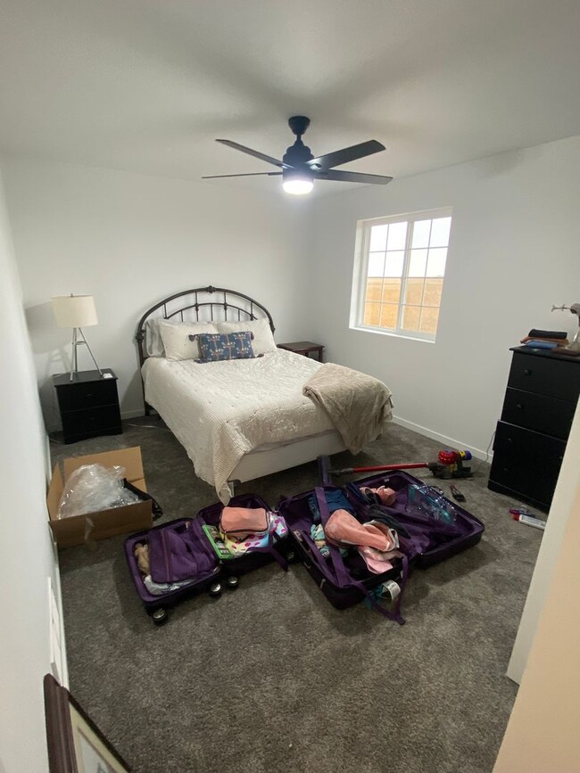 Building Photo - Beautiful 3 bed 2.5 bath Townhome