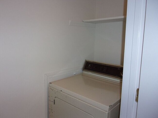 Building Photo - 3 Bedroom 1 Bath Home off Heckle Blvd