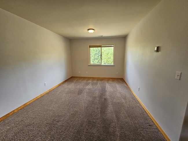 Building Photo - 311 E Golf Pl