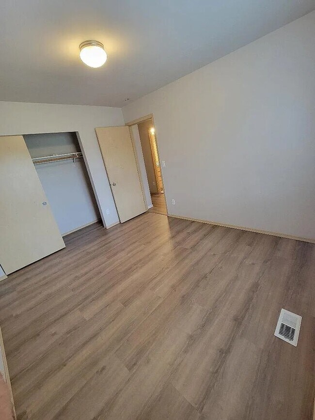 Building Photo - 18323-18313 13th Ave Ct E