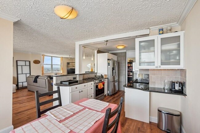 Building Photo - 6040 BLVD E