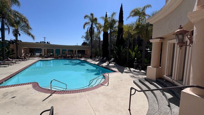 Building Photo - 1 Bedroom in Venetian Gated Community