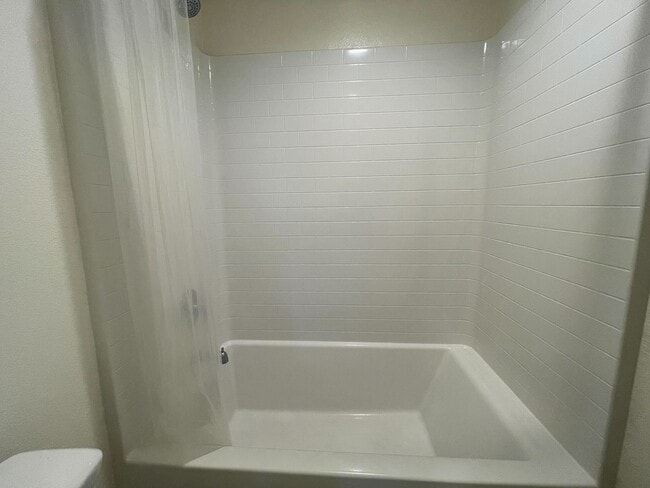 Building Photo - $1,000 Off 2nd Month’s Rent! 5-Bedroom Hom...