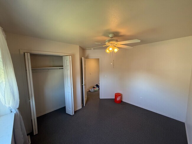 Building Photo - 913 Cardinal Dr