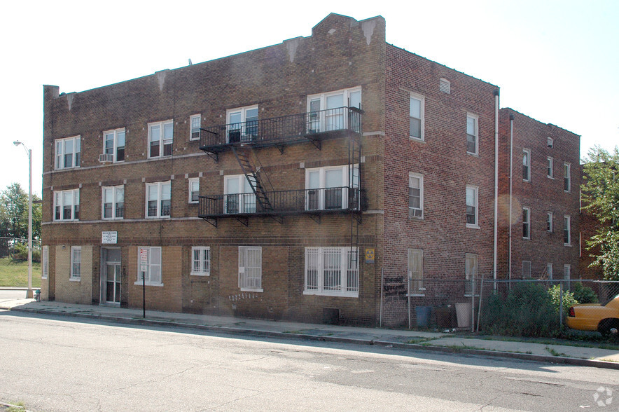 Building Photo - Ampere Apartment Plaza