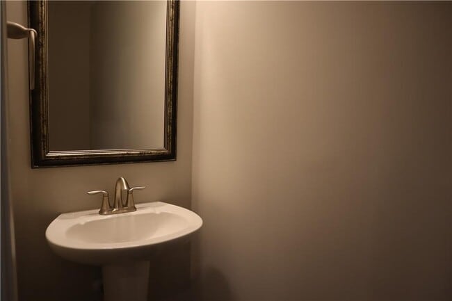 Building Photo - 561 Sunset Park Dr