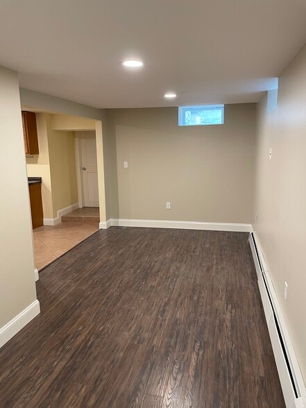 7.5' x20' - 71 North Road