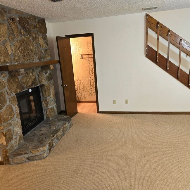 Building Photo - 2 Bed 1.5 Bath North Johnson City Duplex S...