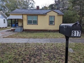 Building Photo - 917 Saranac St