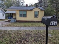 Building Photo - 917 Saranac St