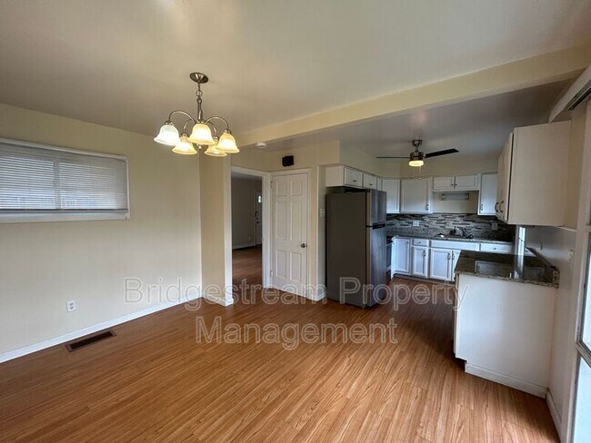 Building Photo - 1944 Malcom Dr