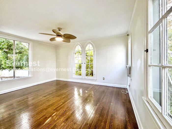 Building Photo - 132 N Crescent Heights Blvd