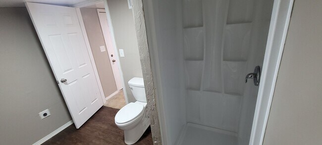 Building Photo - Cute 5 bedroom House