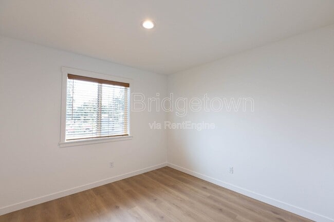 Building Photo - 6506 SE 63rd Ave