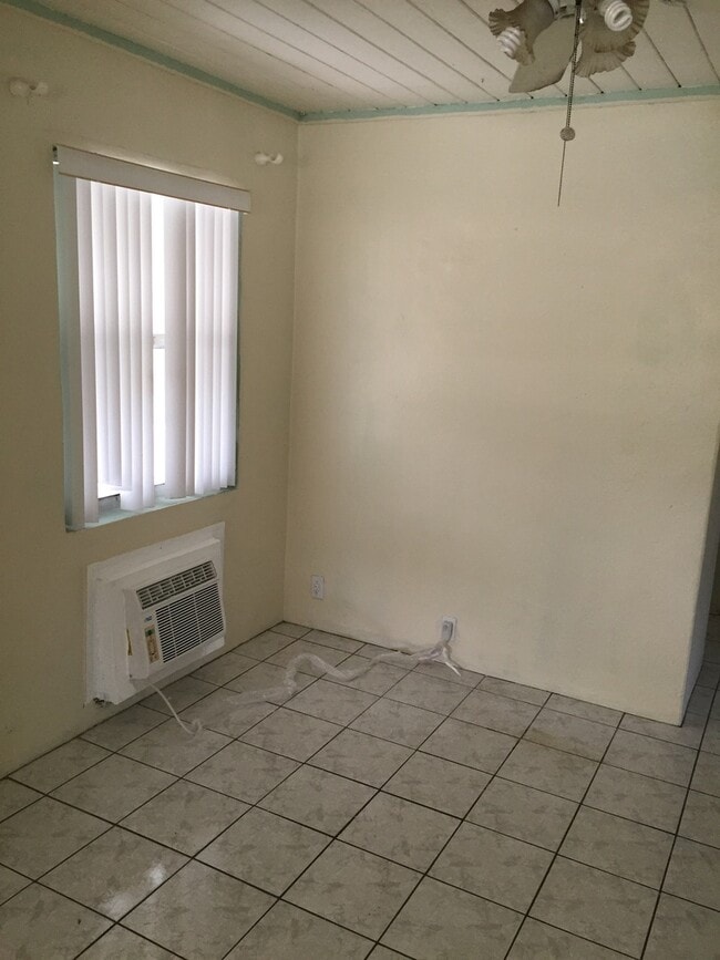 Building Photo - Nice 2-1 house by Walmart