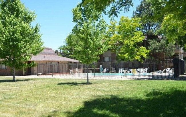 Building Photo - 2 Bed 1 Bath First Floor Corner Unit Manha...