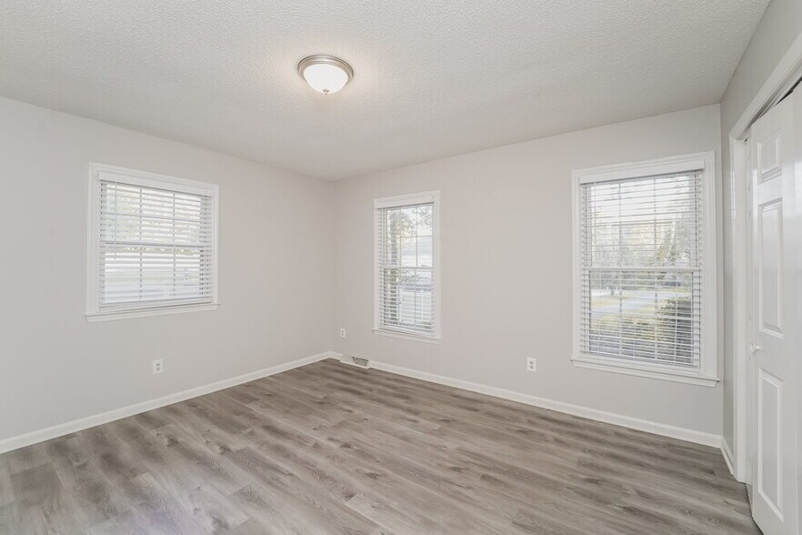 Building Photo - 2215 Knollgate Dr