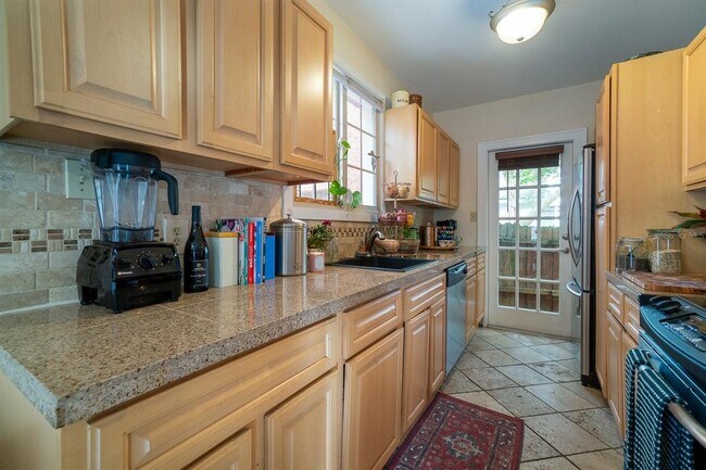 Building Photo - 443 Shine Ave