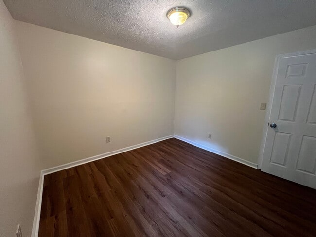 Building Photo - Room in House on Hillboro Cir SW