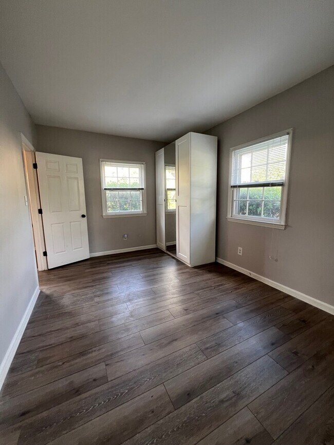 Building Photo - Charming 2-Bedroom in a Highly Sought-Afte...