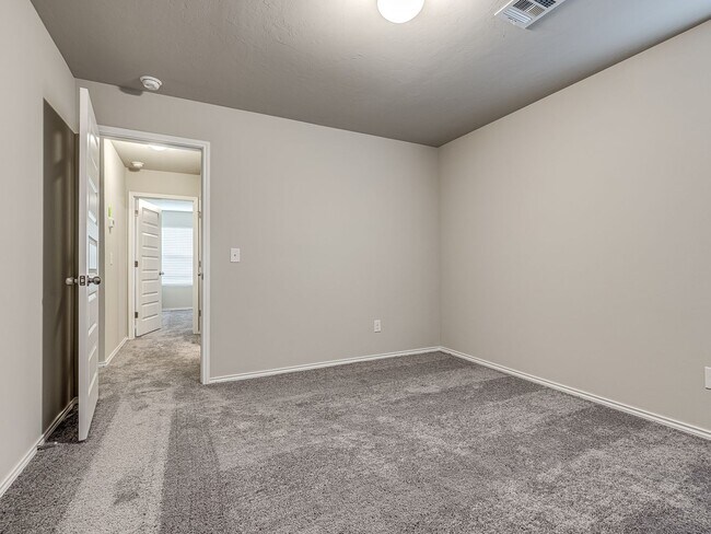 Building Photo - 629 W Lola Dr