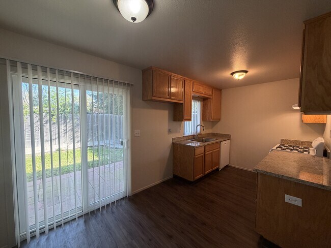 Building Photo - 1401 E Rumble Rd