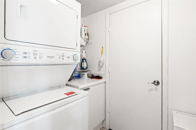 Building Photo - 15051 Royal Oaks Ln