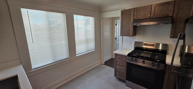 Building Photo - Grove St | 1927-1929