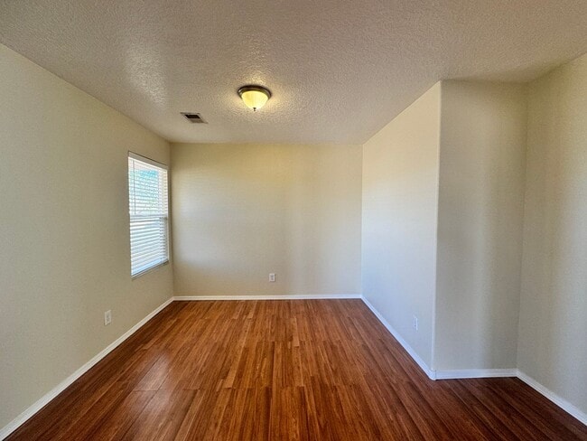 Building Photo - 3 bed 2 bath home in Huning Ranch