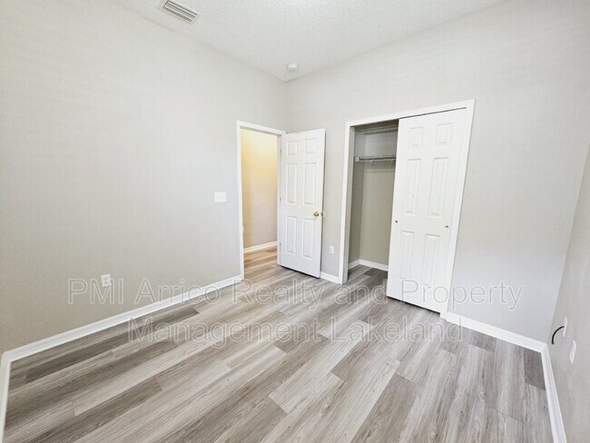 Building Photo - 1065 Viewpoint Way