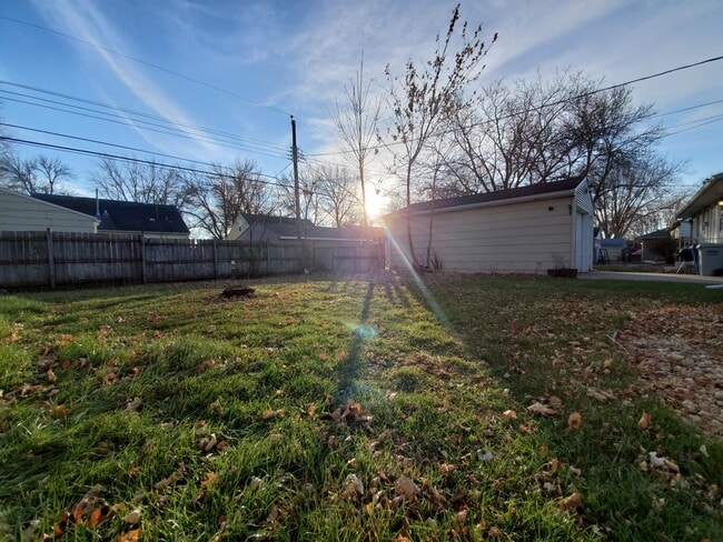 Building Photo - 2004-16 1/2 16 1/2 St NW