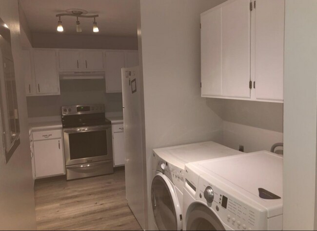 Building Photo - 818 Rubel Ave