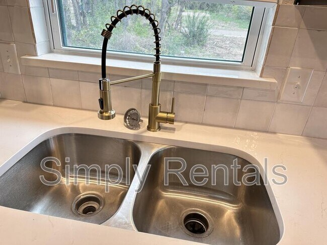 Building Photo - Gordon 3304