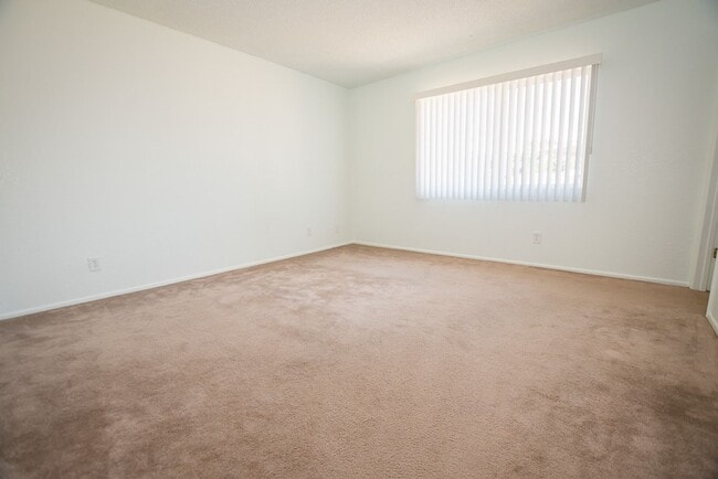 Building Photo - Charming Property Features 3 Bedrooms, 2 B...