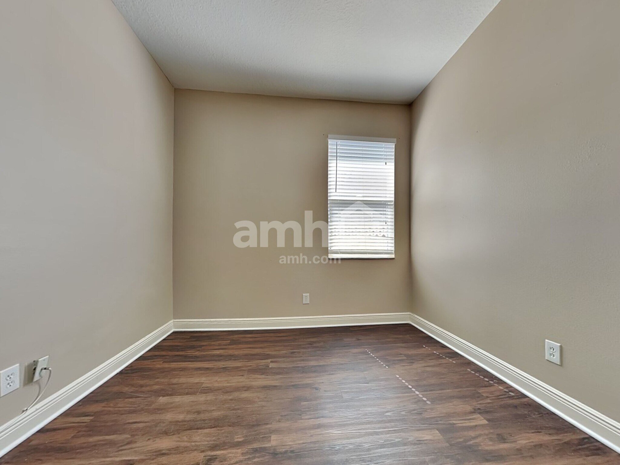 Building Photo - 406 9th St NE