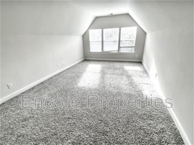 Building Photo - 2057 Aventon Ln