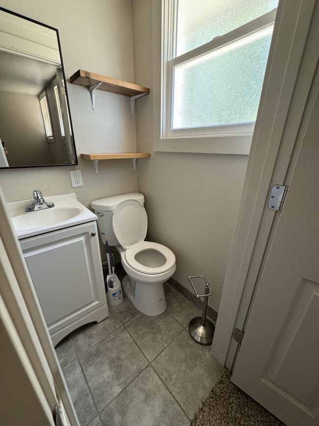 Building Photo - 1285 E 4th N