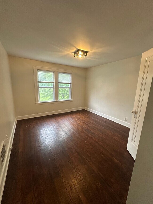 Building Photo - 4733 Lakepointe St