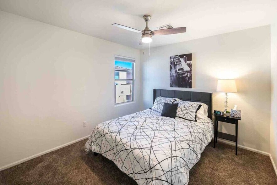 Building Photo - 10948 W Elm St