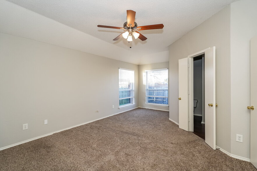 Building Photo - 903 Crestwood Dr