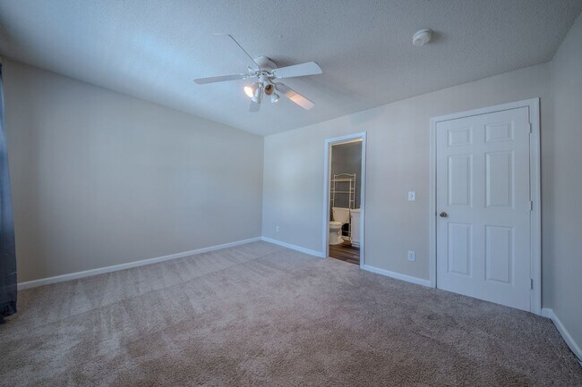 Building Photo - 907 Shelby Dr