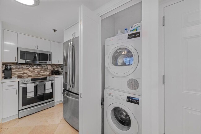 Building Photo - 540 Brickell Key Dr