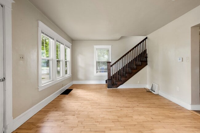 Building Photo - Two Bedroom Appleton House