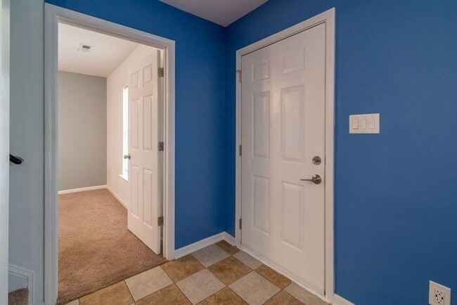 Building Photo - Charming Two-Story Home with Easy Access to Charlotte's Best Amenities