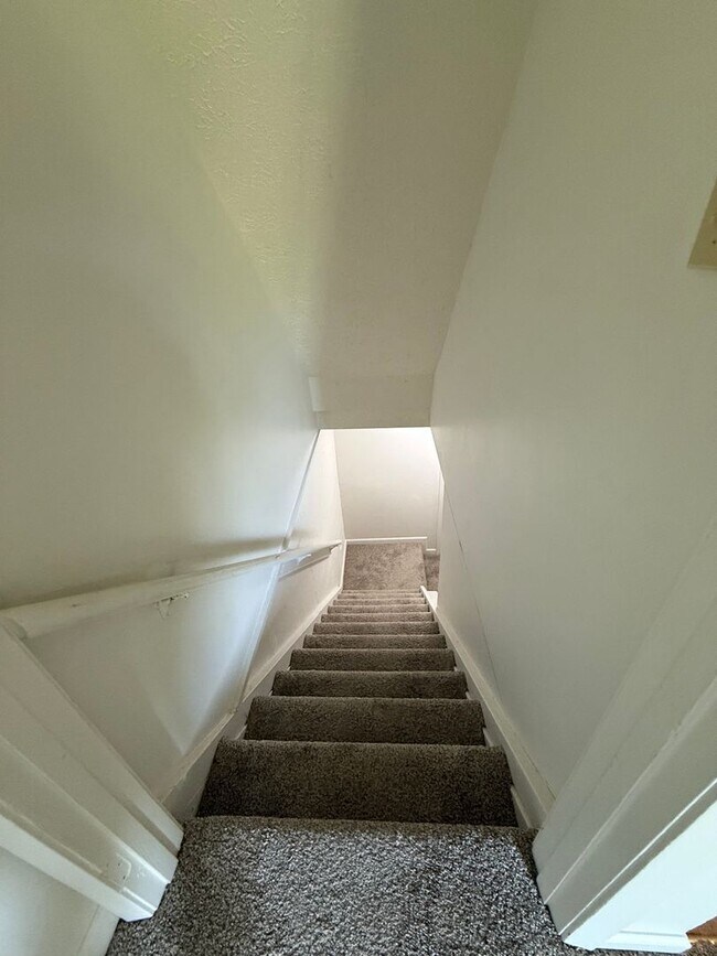 Building Photo - Live Comfortably in Timber Ridge – Just 2 Miles from IU!