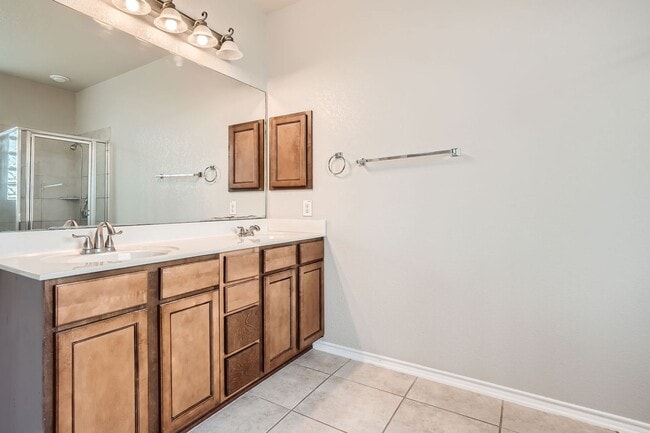 Building Photo - Beautiful home in gated community!!